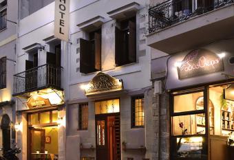 Odos Oneiron Boutique Hotel allows 18 year olds to book a room