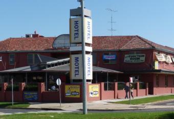 Northside Hotel Albury has Balcony rooms