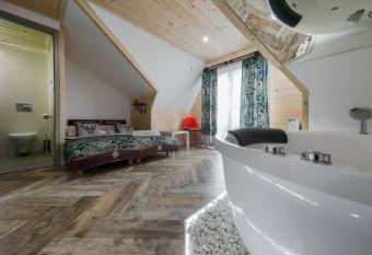 G  RALSKA VILLA APARTAMENTY Z JACUZZI & HOME SPA & Zakopane has rooms with a private hot tub