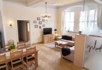 Apartment Madrid has Balcony rooms