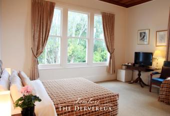 The Devereux Boutique Hotel has rooms with a private hot tub