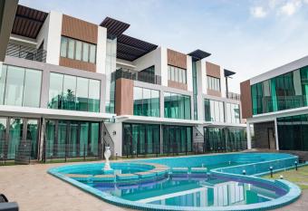 Hermitage Boutique House has Balcony rooms