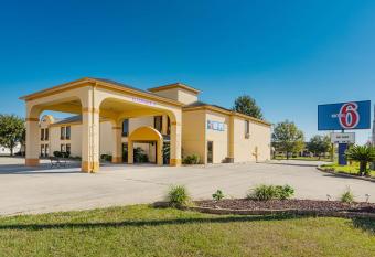 Motel 6 Abbeville, LA has Smoking rooms