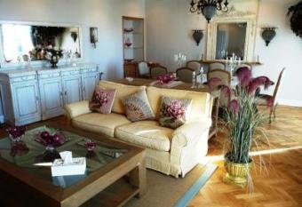 Charming 2 bedroom apt in Central Cannes walking distance to beaches Croisette and the Palais 678 allows 18 year olds to book a room