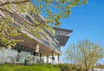 Mercure Melbourne Caroline Springs allows 18 year olds to book a room