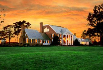 Kingsbay Mansion and Vacation Rental Houses has rooms with a private hot tub