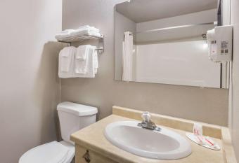 Super 8 by Wyndham Green Bay Near Stadium has rooms with a private hot tub