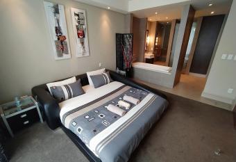 Cassiopeia Corporate Apartments, Bedford Centre has rooms with a private hot tub