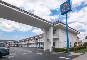 Motel 6 Norwalk has Smoking rooms
