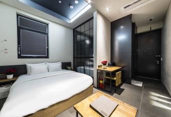 Hotel the Artist Dongdaemun has rooms with a private hot tub