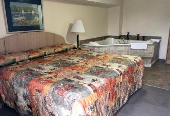 OYO Hotel Starlite Seneca Falls has rooms with a private hot tub