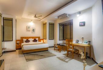 Corbett Panorama Resort has rooms with a private hot tub