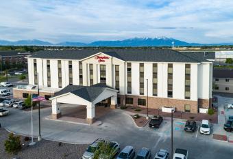 Hampton Inn Alamosa allows 18 year olds to book a room