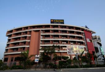 Clarion Bella Casa at Airport has rooms with a private hot tub