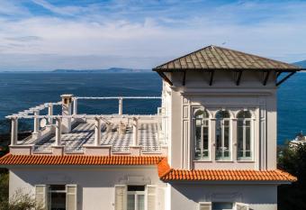 Villa Silvana Relais has rooms with a private hot tub