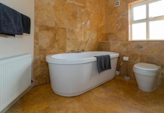 The Dales has rooms with a private hot tub