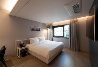 Hound Hotel Yeonsan has Balcony rooms