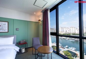 Brown-Dot Hotel Shinho has rooms with a private hot tub