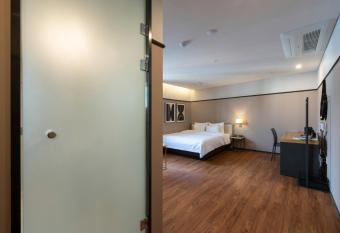 Seomyeon Brown-dot hotel Gold allows 18 year olds to book a room