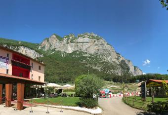 Hotel Ciclamino allows 18 year olds to book a room