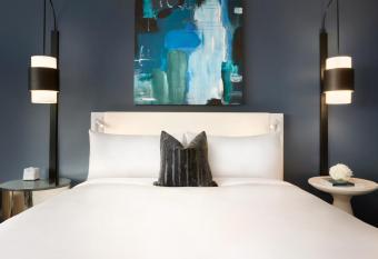 Fairmont The Queen Elizabeth has rooms with a private hot tub