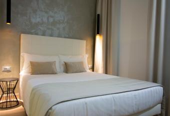 ApartHotel Durini has rooms with a private hot tub