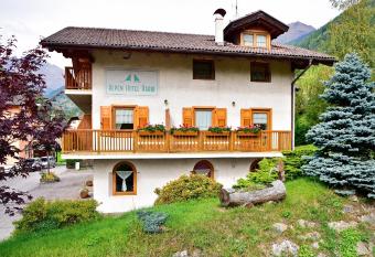 Alpen Hotel Rabbi has Balcony rooms