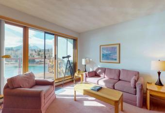 East Bay 6 has Balcony rooms