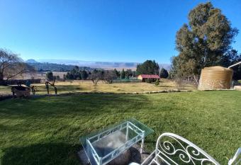 The Fat Mulberry Guest Farm has rooms with a private hot tub