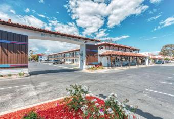 Casa Via Mar Inn Ascend Hotel Collection allows 18 year olds to book a room