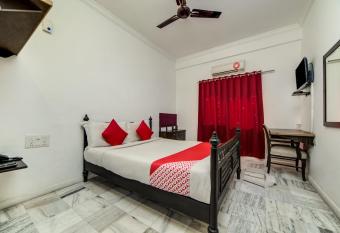 Super OYO JNTU college Near LULU mall, KPHB Colony. allows 18 year olds to book a room