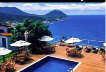 Pousada e Restaurante Vista Turquesa has rooms with a private hot tub