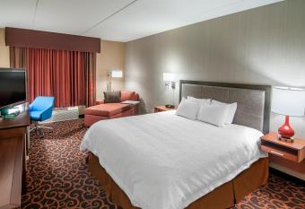 Hampton Inn Deadwood at Tin Lizzie Gaming Resort has rooms with a private hot tub