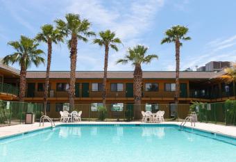 Budgetel Inn & Suites Yuma has Balcony rooms