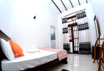 Reshani Guest House has Balcony rooms