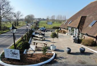 Winchelsea Lodge has Balcony rooms