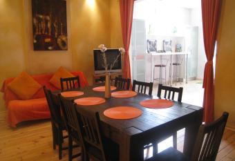 Elegance Hostel and Guesthouse has Balcony rooms