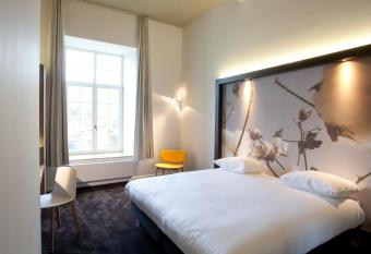 Hotel The Lodge Vilvoorde has rooms with a private hot tub