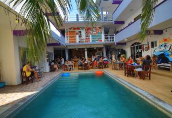 Les trois singes - Friendly Hostel has Balcony rooms