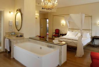 Giotto Hotel & Spa has rooms with a private hot tub
