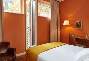 hotel brasserie au violon allows 18 year olds to book a room