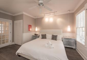 Alexander's Gay Lesbian Guesthouse (Adult Only 21+) has Balcony rooms