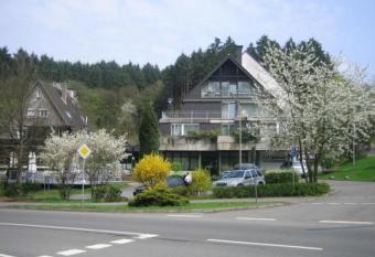 Waldhotel Tropfsteinh  hle allows 18 year olds to book a room