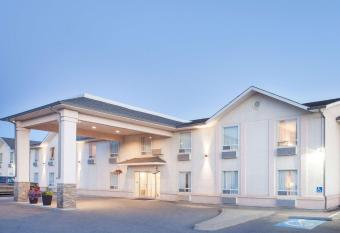 Ramada by Wyndham Cranbrook has rooms with a private hot tub