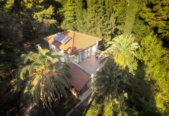 Rosemary Apartments & Rooms has Balcony rooms