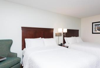 Hampton Inn East Lansing has rooms with a private hot tub