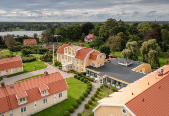 Ronnums Herrg  rd allows 18 year olds to book a room