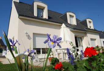 La Roseraie has Balcony rooms