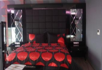 Golden Palas Hotel has rooms with a private hot tub