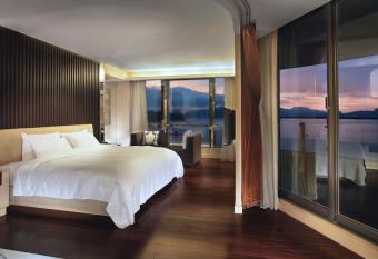 The Crystal Resort Sun Moon Lake has rooms with a private hot tub